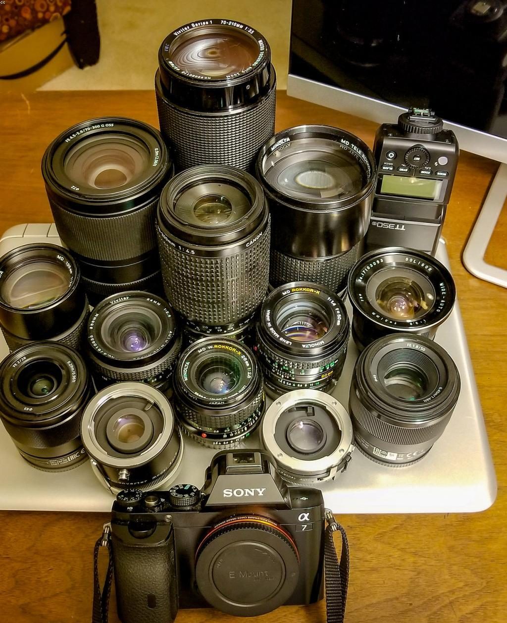 Conjunto de lentes y filtros sobre una mesa