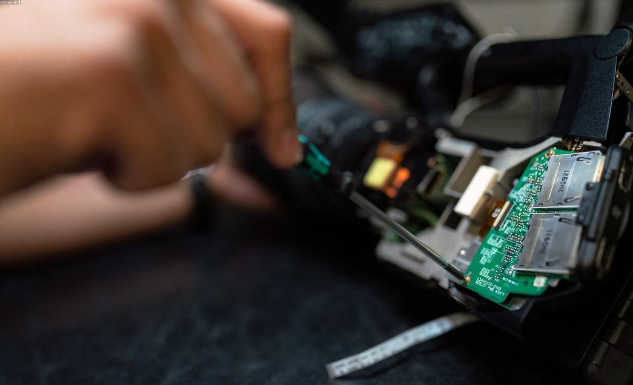 Técnico trabajando sobre la electrónica de una cámara profesional